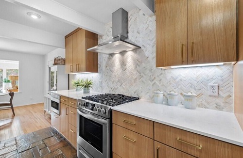 Downtown House | Sunny Chalet - 1 block to Bentonville DT-Sleeps 10