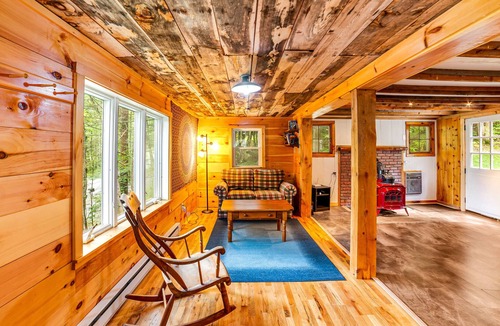 Brookline Cabin | Sunny dog-friendly cabin with firepit, skiing, hiking & fast WiFi