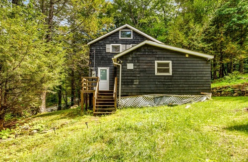 Brookline Cabin | Sunny dog-friendly cabin with firepit, skiing, hiking & fast WiFi