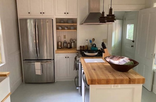 Valley Street Apartment | Sunny + private West End apartment with free parking