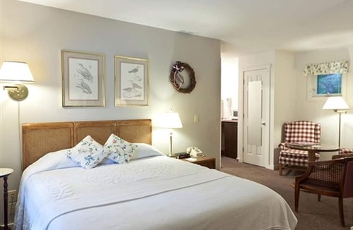 Lincolnville Cabin | Sunny Room with a Private Deck in a Bed and Breakfast near Camden Hills State Park, Maine