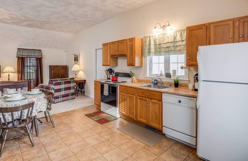 South Lowell Apartment | Sunnyside Up: Low winter rates, Fast WiFi, close to Lowell, Raytheon, HPE, Rt 93, Rt 495, & more