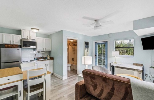 Redington Beach Condo | ☀️Sunset Corner - Beach View Suite | Heated Pool Across from Beach ➠ 16333 Gulf Blvd 215