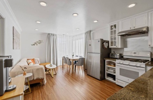 Parkside House | Sunset Haven: Corner House with lots of Light