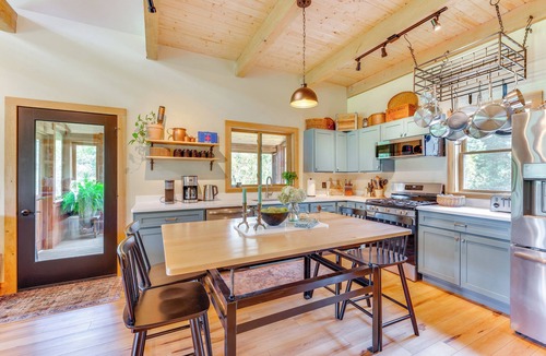 Stannard Cabin | 'Sunset House' Greensboro Forest Escape & Fire Pit