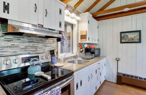Kabletown Cabin | Sunset Lion Mountain Cabin near a Lake & Vineyards