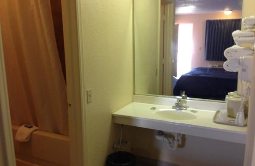Siloam Springs Hotel | Super 7 Inn Siloam Springs