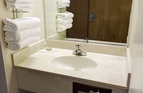 Heath Hotel | Super 8 by Wyndham Heath/Newark