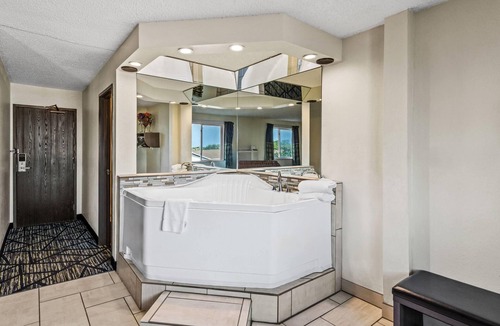 Independence Hotel | Super 8 by Wyndham Independence Kansas City