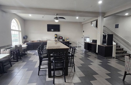 Winnetonka Hotel | Super 8 by Wyndham Kansas City