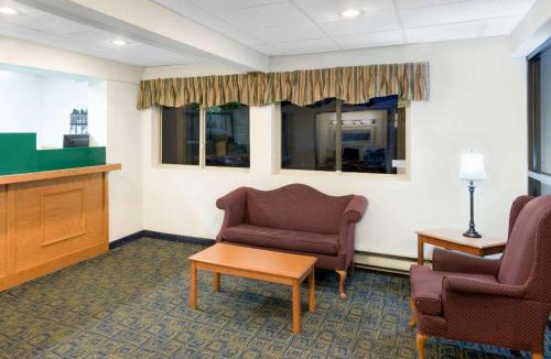 Kingston Hotel | Super 8 by Wyndham Kingston