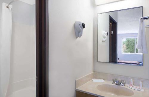 Kingston Hotel | Super 8 by Wyndham Kingston