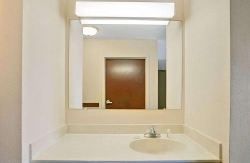 Fairgrounds Hotel | Super 8 by Wyndham Louisville/Expo Center