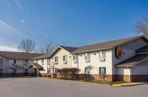 Mentor Hotel | Super 8 by Wyndham Mentor/Cleveland Area