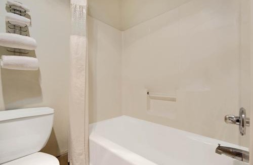 Riverside Hotel | Super 8 by Wyndham Riverside/Kansas City