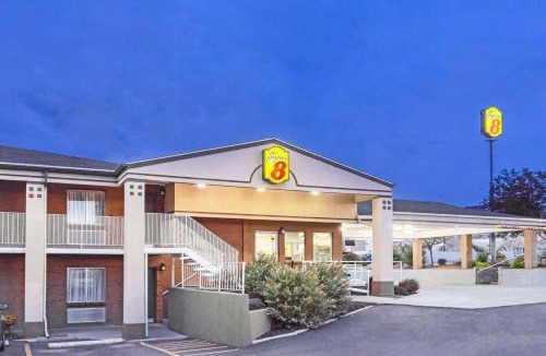 Salina Hotel | Super 8 by Wyndham Salina/Scenic Hills Area
