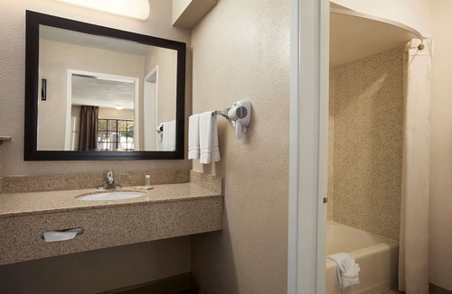 Salinas Hotel | Super 8 by Wyndham Salinas