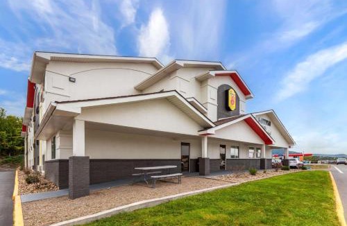 Summersville Hotel | Super 8 by Wyndham Summersville - New River National Park