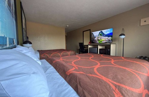 Topeka Hotel | Super 8 by Wyndham Topeka/Wanamaker RD/I-70