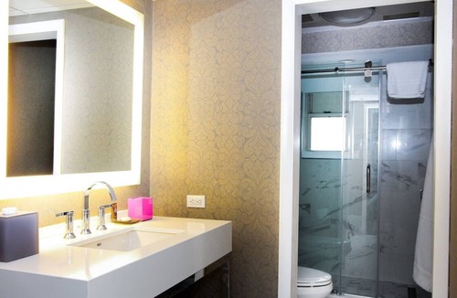 Kalorama Heights Hotel | Superior Junior Suite King, Onsite Bar, Easy Metro Access