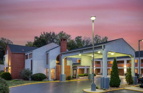 Kansas City Hotel | SureStay by Best Western Kansas City Country Inn North