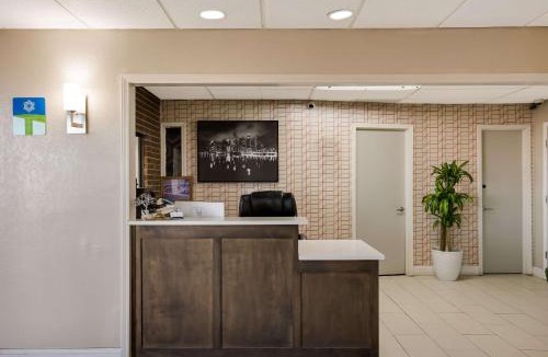Higginsville Hotel | SureStay Hotel by Best Western Higginsville