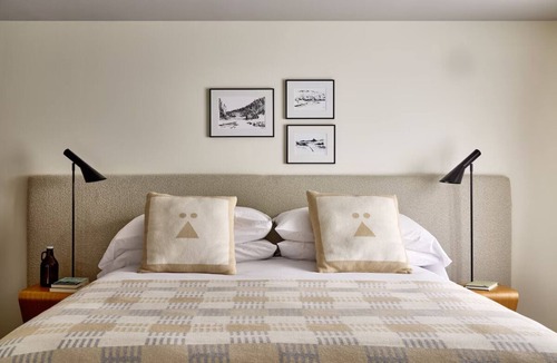 Stowe Area Hotel | Tälta Lodge, a Bluebird by Lark | King Jr. Suite | Indoor Swimming Pool