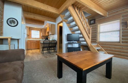 Talkeetna Cabin | Talkeetna Log Cabin with Hot Tub Unit 1