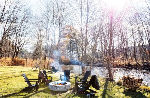 Stowe Area Hotel | Tälta Lodge, a Bluebird by Lark | King Suite | Indoor Swimming Pool & Fire Pits
