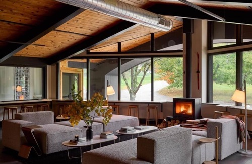 Stowe Area Hotel | Tälta Lodge, a Bluebird by Lark | Deluxe King | Ski Lockers and Bike Shed