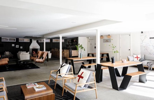 Stowe Area Hotel | Tälta Lodge, a Bluebird by Lark | Deluxe King | Ski Lockers and Bike Shed