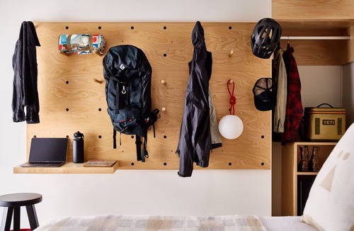 Stowe Area Hotel | Tälta Lodge, a Bluebird by Lark | Deluxe King | Ski Lockers and Bike Shed