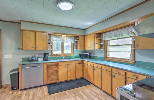 Westmoreland House | Tasteful Country Home on 5 Acres ~ 3 Mi to Lake!