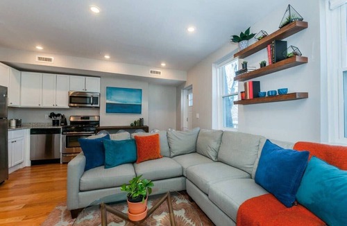 Highland Park House | Tasteful & Luminous Refuge | Near T