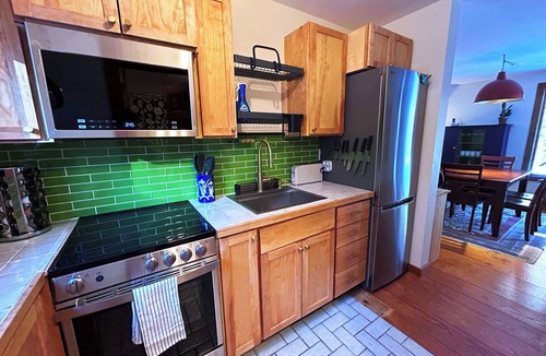 Leverett Apartment | Terrific 3-bedroom unit in charming Leverett with AC