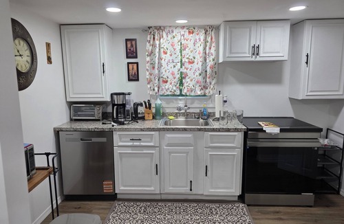 Ashford House | Terrific 4-bedroom house with AC in Ashford