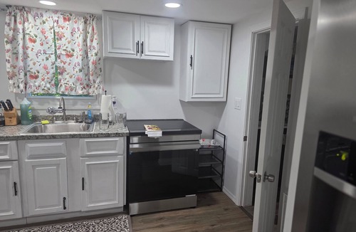 Ashford House | Terrific 4-bedroom house with AC in Ashford