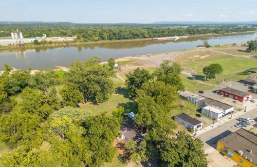 Russellville Apartment | The 1950s Retro Riverside Cottage