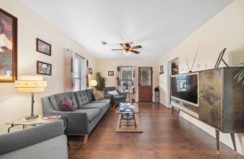 Russellville Apartment | The 1950s Retro Riverside Cottage