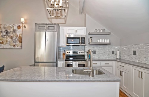 Beacon Hill Apartment | 🌳The Aerie - Swanky Brownstone🏨Walk to MGH🌳Posh Street🐶Dogs Welcome👗Laundry
