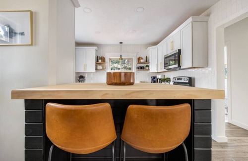 Highland Square House | The Akron Retreat - Modern 3-Bedroom Oasis in Akron’s Vibrant Highland Square