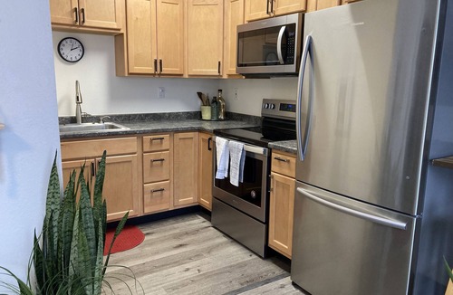Fairview Apartment | The Alpenglow Loft - 1 Bed/1Bath- Radiant Charmer