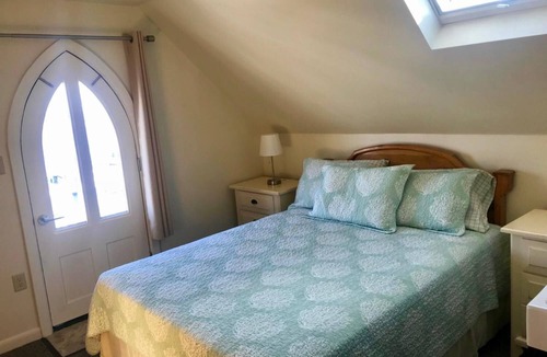 Oak Bluffs Hotel | The Attleboro House