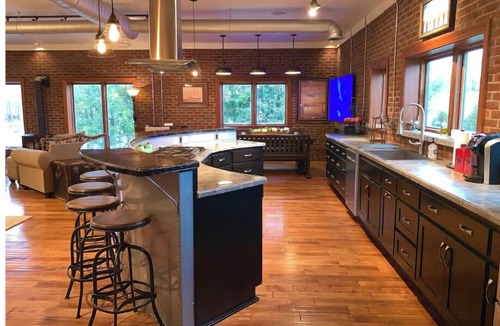 Fayetteville House | The Aviator’s Lounge, loft living in the NRG, private pool & hot tub