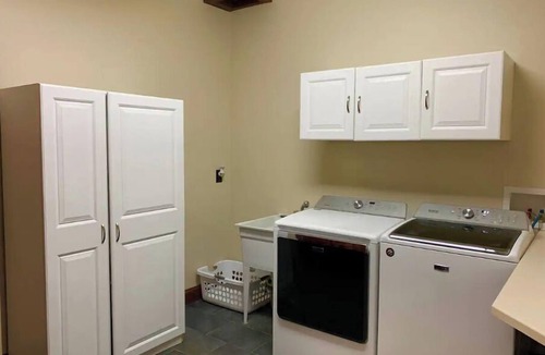 Fayetteville House | The Aviator’s Lounge, loft living in the NRG, private pool & hot tub