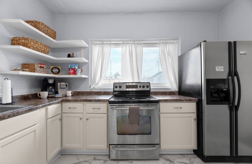 Glen Echo House | The Big Blue House—5BR w/New Kitchens & Bathrooms