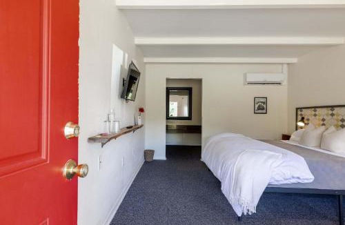 Canaan Valley Hotel | The Billy Motel King Room with Retro Charm