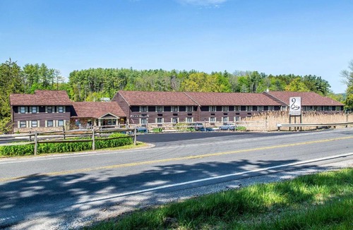 Lenox Dale Hotel | The Black Swan Lee - Lenox, an Ascend Collection Hotel