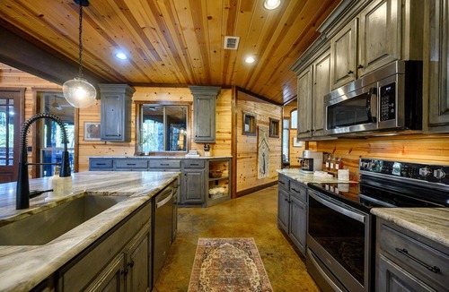 Hochatown Cabin | *The Buck Stops Here* Pickleball! Basketball! Fun For Everyone