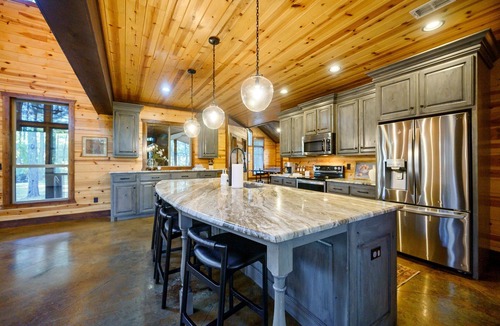 Hochatown Cabin | *The Buck Stops Here* Pickleball! Basketball! Fun For Everyone